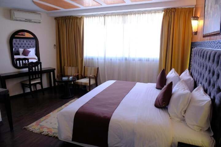 Room 7 of 18