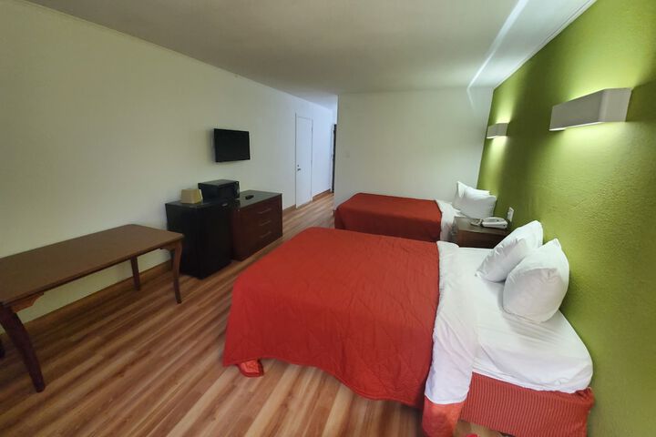 2 Queen Beds (1 of 16)