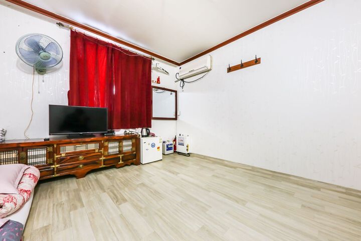 Room 16 of 18