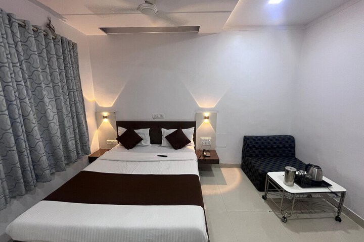Room 2 of 8
