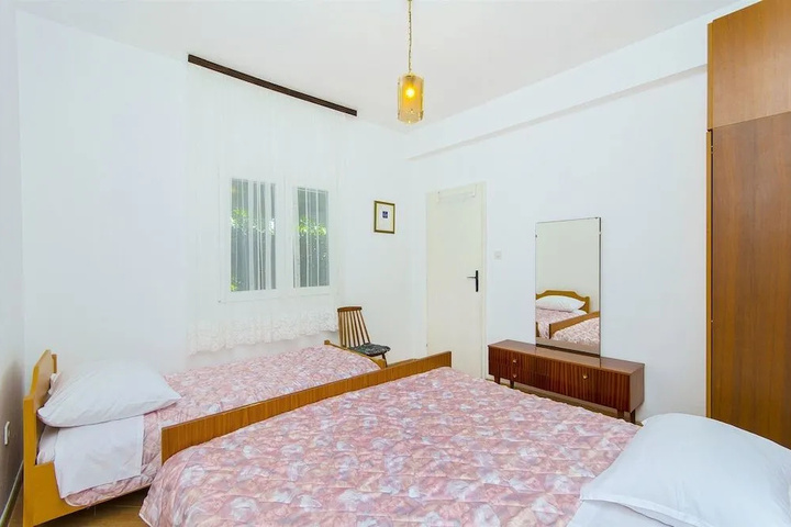 Room 4 of 12