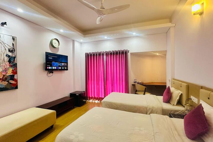 Room 12 of 16