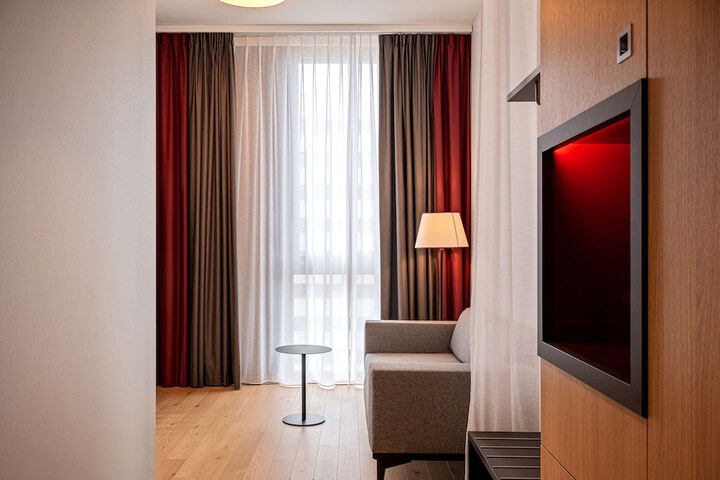 Room 44 of 100