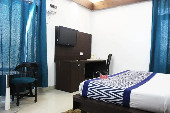 Room 6 of 12