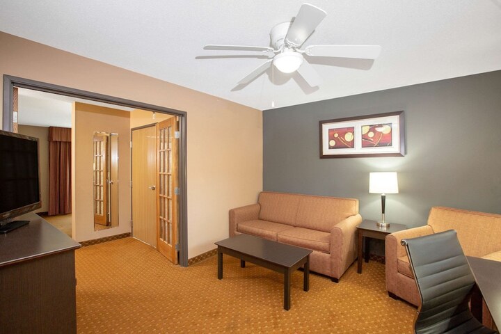 1 King Bed Mobility Accessible (17 of 19)