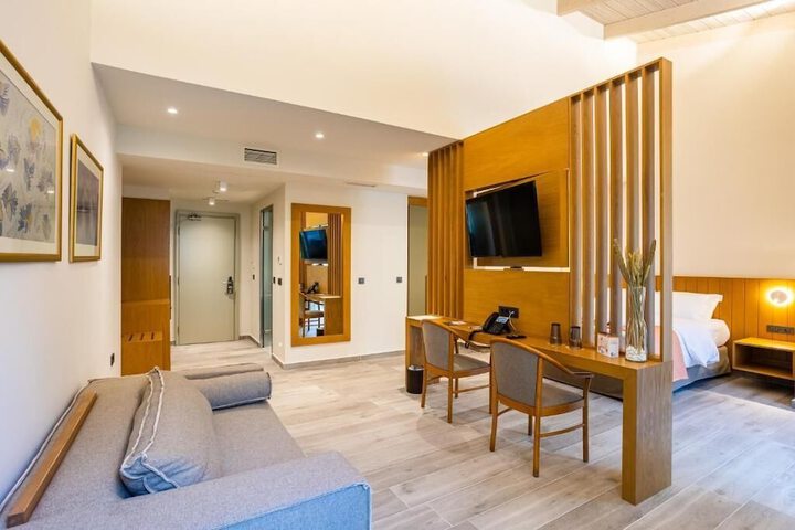 Room 6 of 12