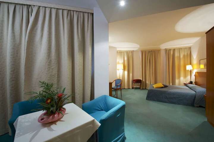 Room 10 of 28