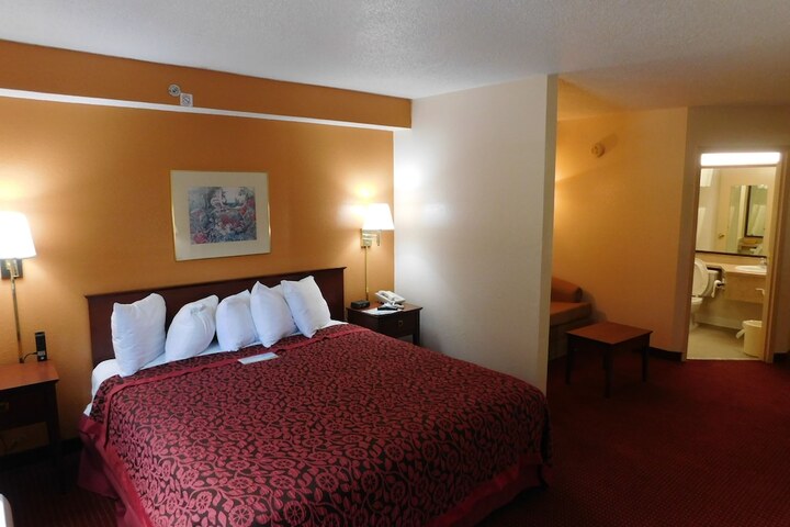 1 King Bed (6 of 18)