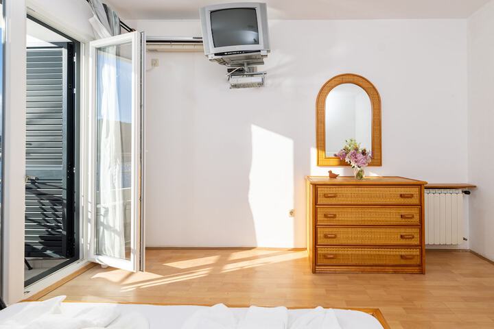 Room 27 of 79
