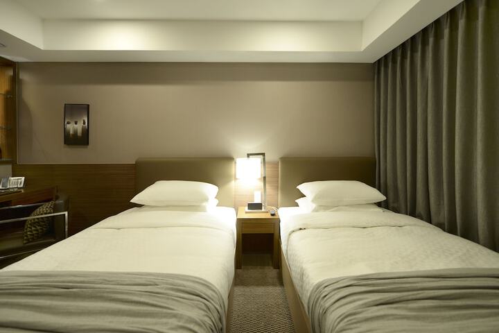 Room 12 of 77