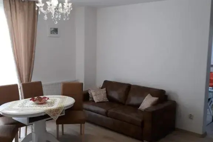 Room 6 of 16