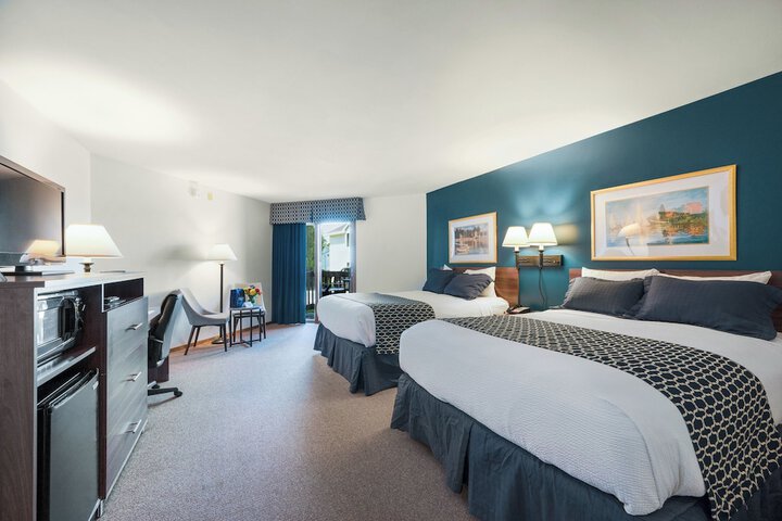 2 Queen Beds Partial Lake View (2 of 9)