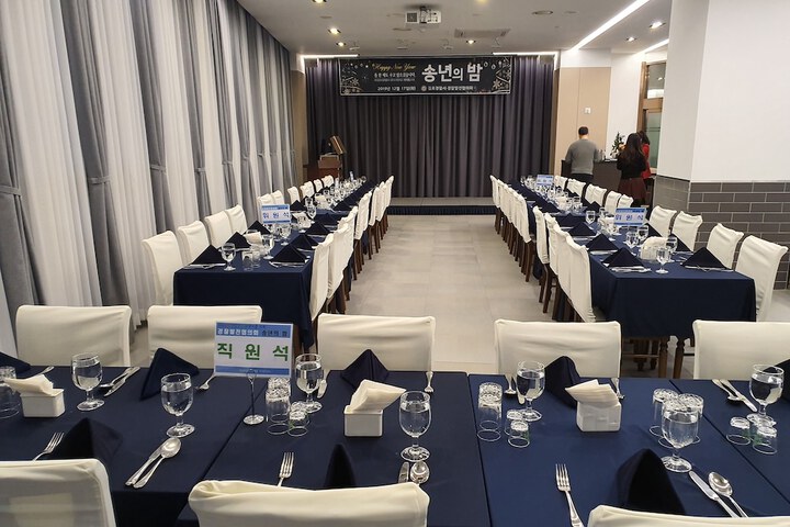 Ballroom/Hall 58 of 84