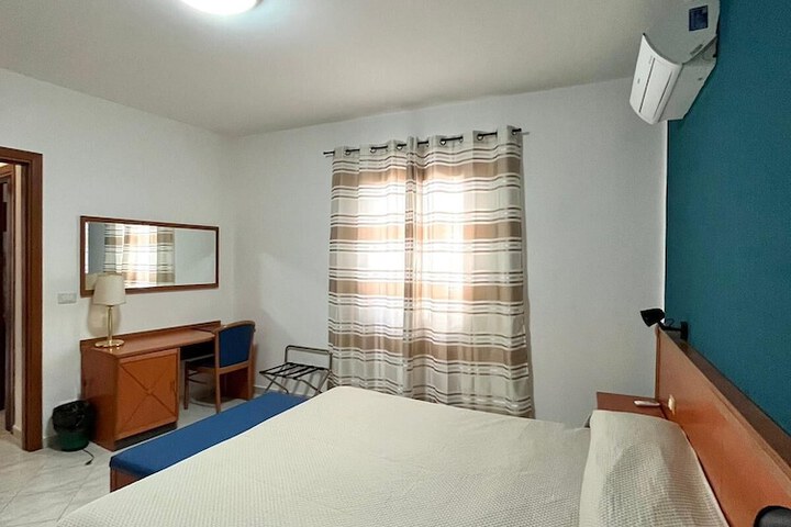 Room 13 of 37