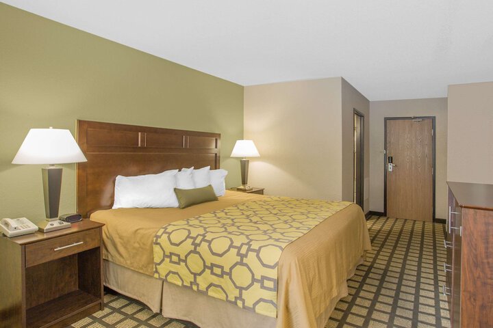 1 King Bed Accessible (2 of 9)