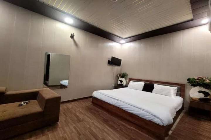 Room 7 of 18
