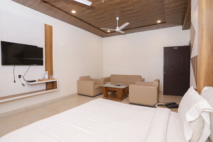 Room 6 of 13