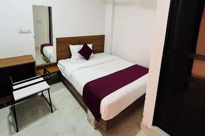 Room 11 of 25