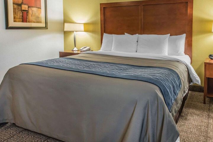 1 Queen Bed (5 of 13)