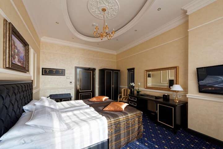 Room 27 of 122