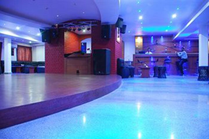 Lounge 7 of 21