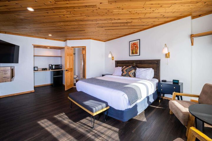 Superior King Bed (17 of 21)