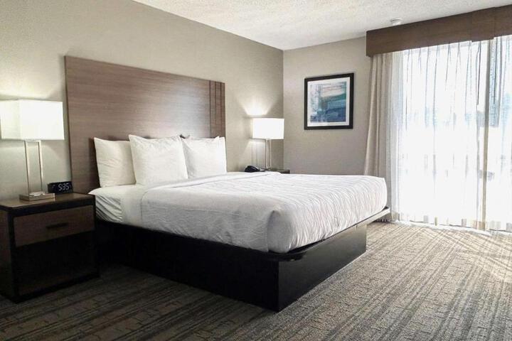 1 Queen Bed (2 of 10)
