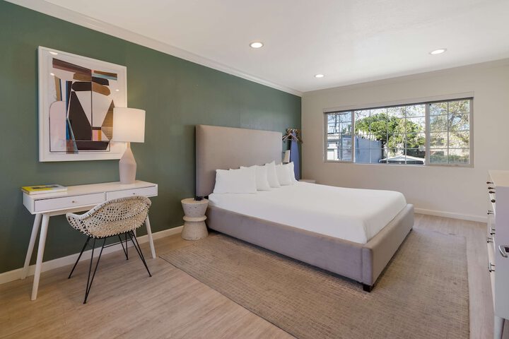 1 King Bed (3 of 8)