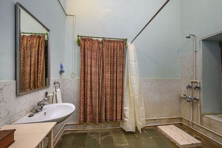 Room 17 of 46
