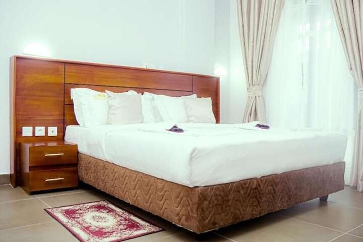 Room 4 of 8