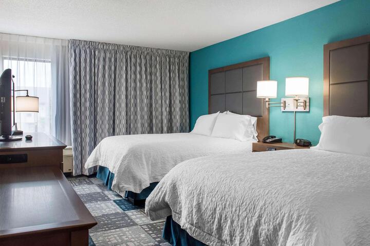 2 Queen Beds with Microwave, Refrigerator (6 of 6)