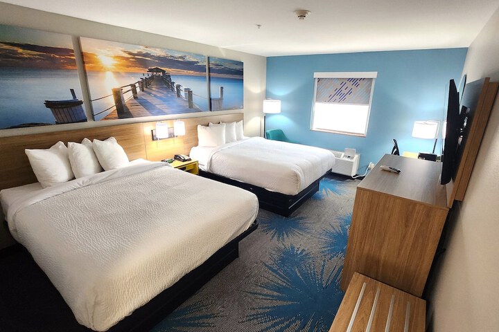 2 Queen Beds (2 of 9)