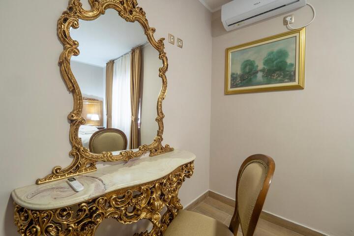 Room 6 of 14