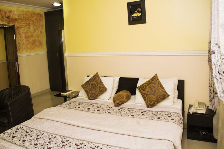 Room 8 of 18