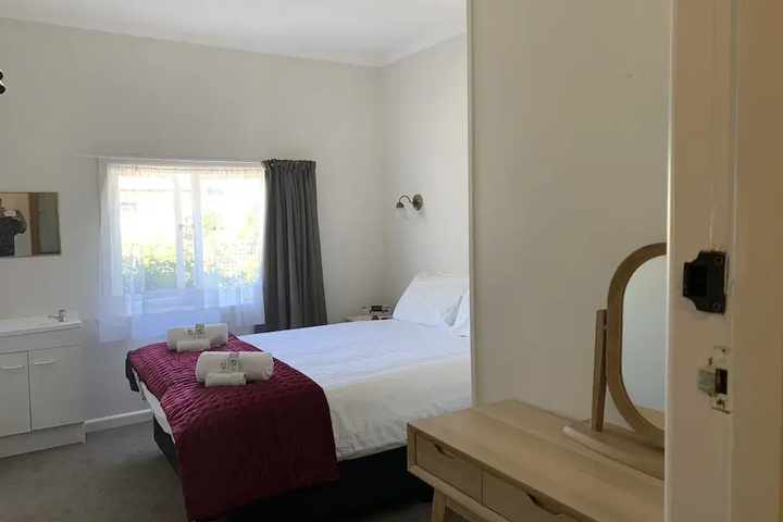 Room 4 of 10