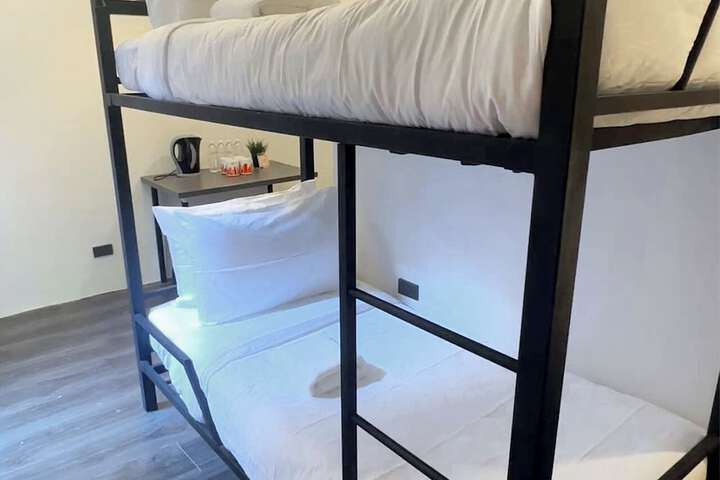 Room 9 of 32
