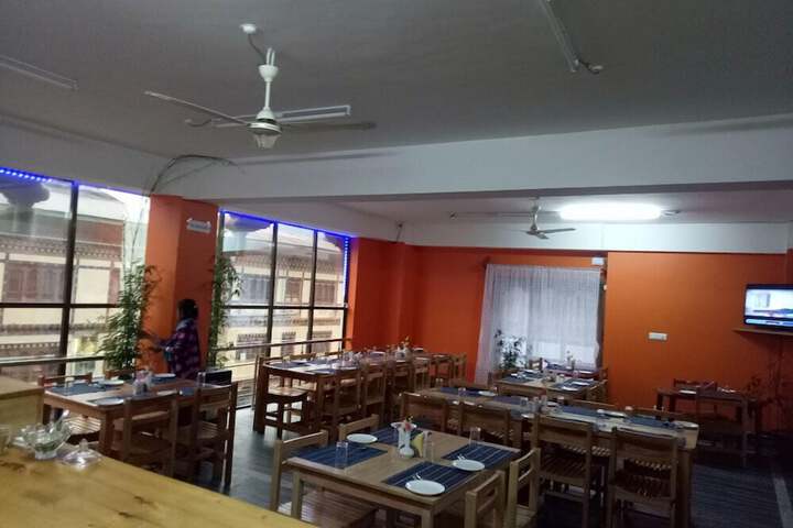 Dining 7 of 8