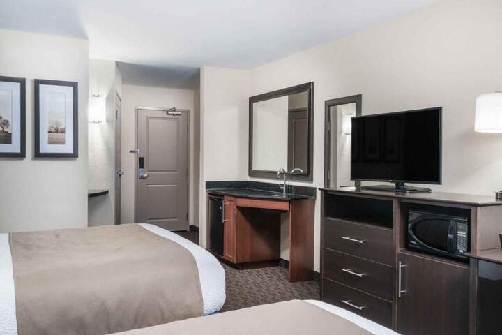 2 Queen Beds (5 of 13)