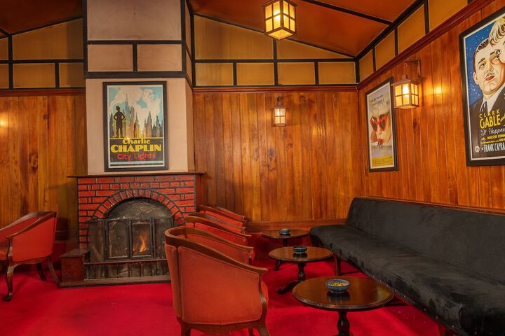 Lounge 82 of 104