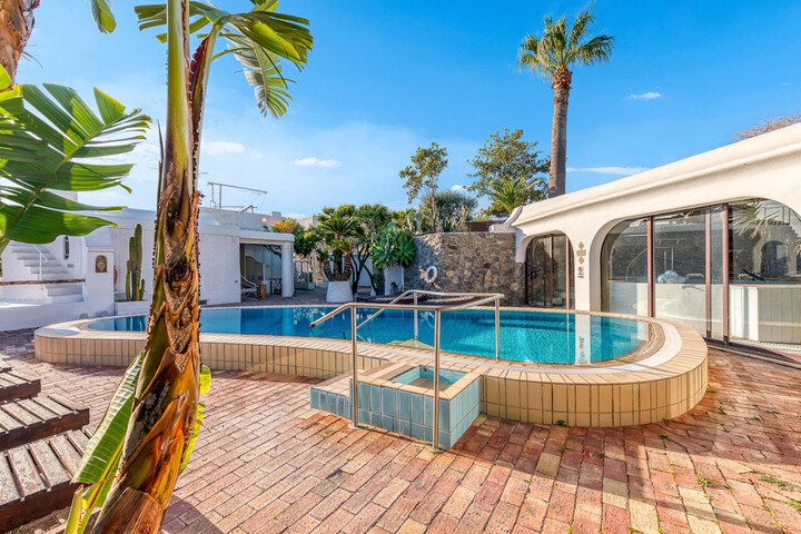 Pool 193 of 246