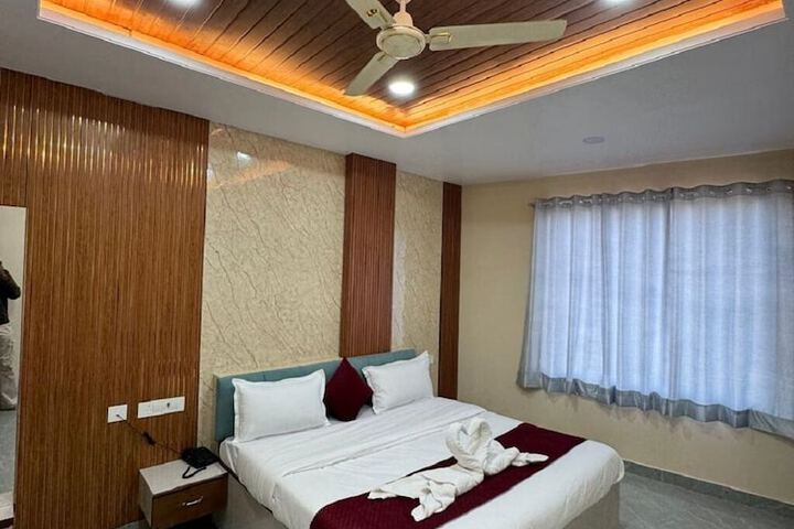 Room 6 of 8