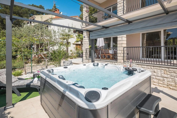 Pool 11 of 22