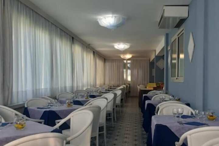 Dining 11 of 16
