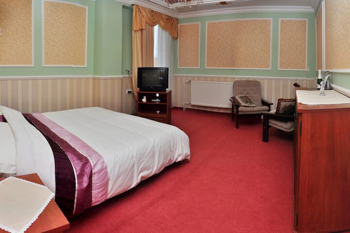 Room 4 of 16