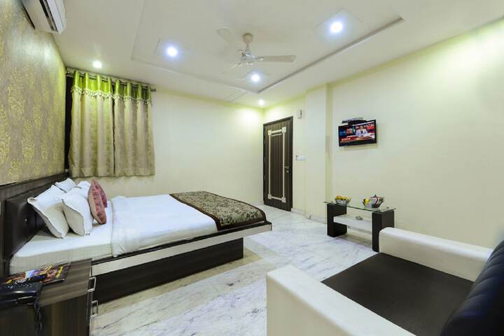 Room 6 of 16
