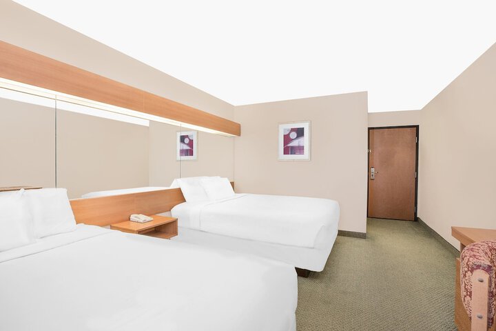 1 Queen Bed (12 of 16)