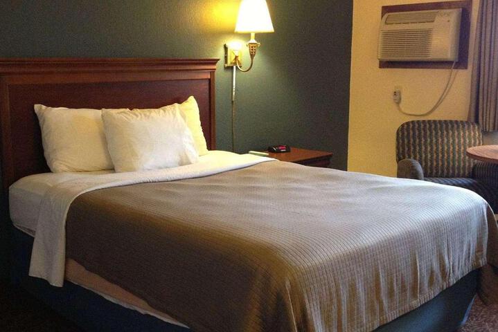 1 Queen Bed (2 of 9)