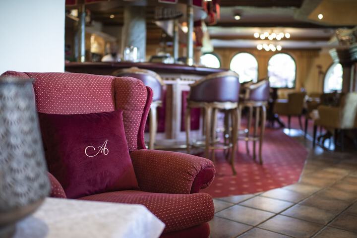 Lounge 54 of 61