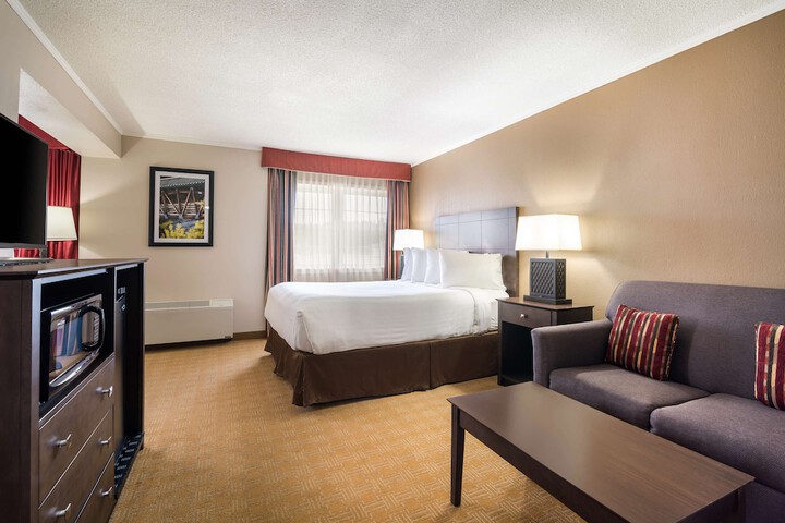 1 Queen Bed (2 of 8)