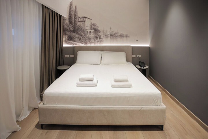 Room 103 of 198